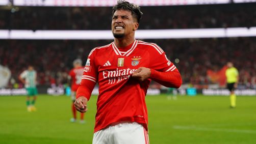 Marcos Leonardo comemora o gol que marcou pelo Benfica na estreia