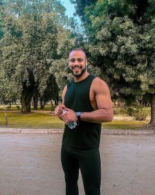 Marcus é comissário de bordo