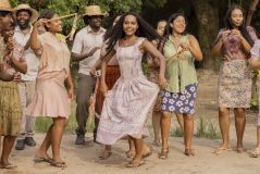 Primeira fase de Renascer: Maria Santa (Duda Santos), a Santinha, dança pela primeira vez no cortejo do Bumba Meu Boi