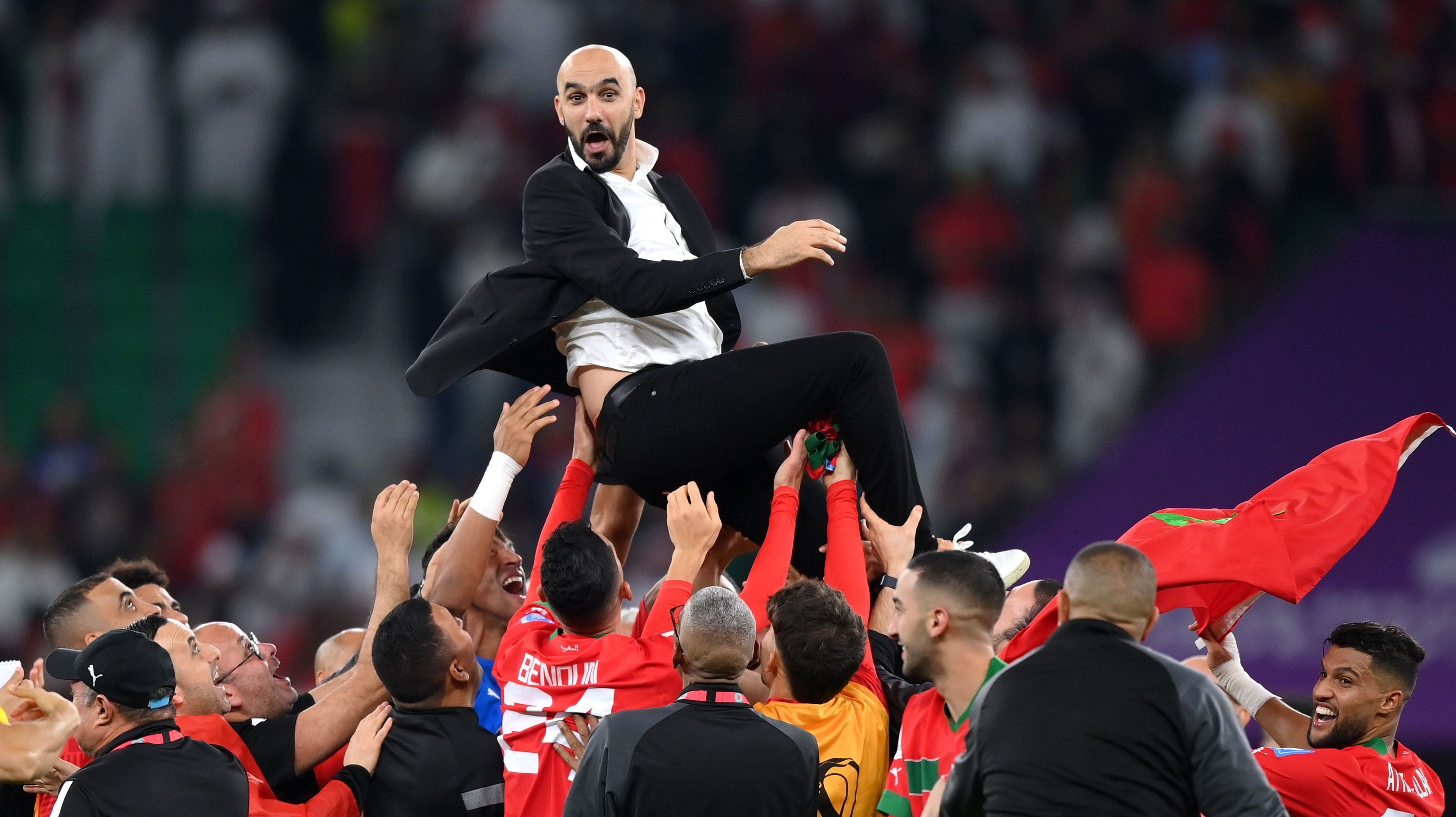 Walid Regragui, técnico do Marrocos, é jogado para o alto pelos jogadores da seleção