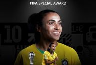 Marta é homenageada pela Fifa e fala em jogar Olimpíadas de Paris