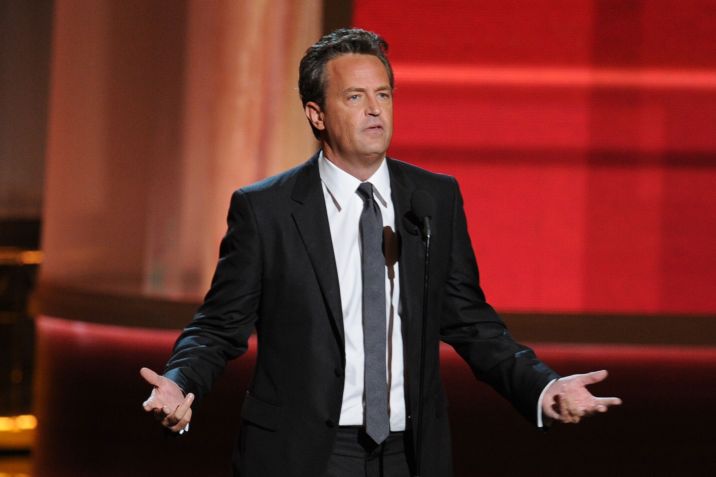 Matthew Perry fala no palco do Emmy em 23 de setembro de 2012. / Kevin Winter/Getty Images