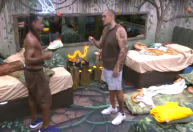 BBB24: MC Bin Laden dá tênis de presente para Luigi, que fica emocionado