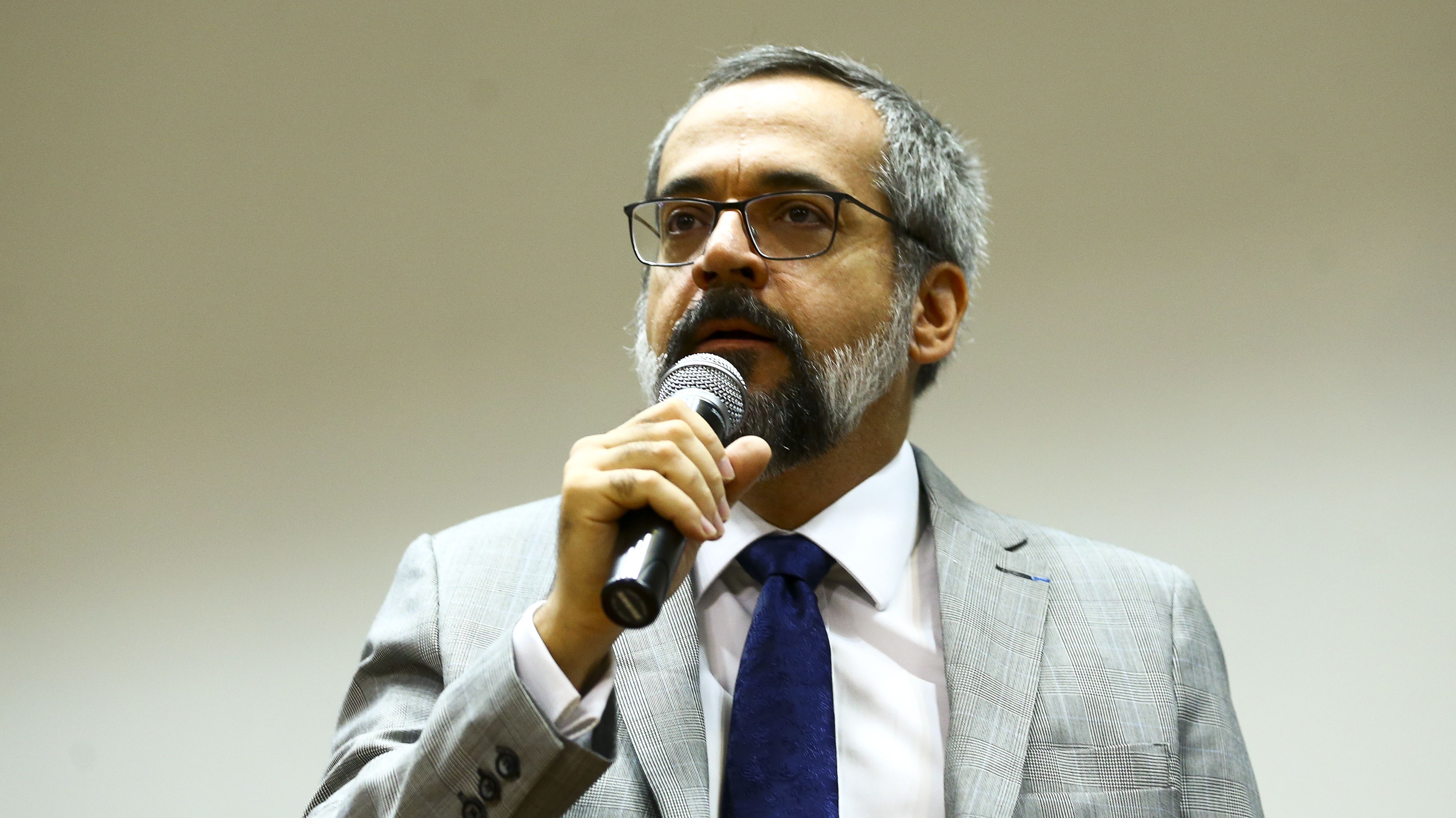 O ministro da Educação, Abraham Weintraub, participa do primeiro culto de Santa Ceia de 2020 da Frente Parlamentar Evangélica do Congresso Nacional.