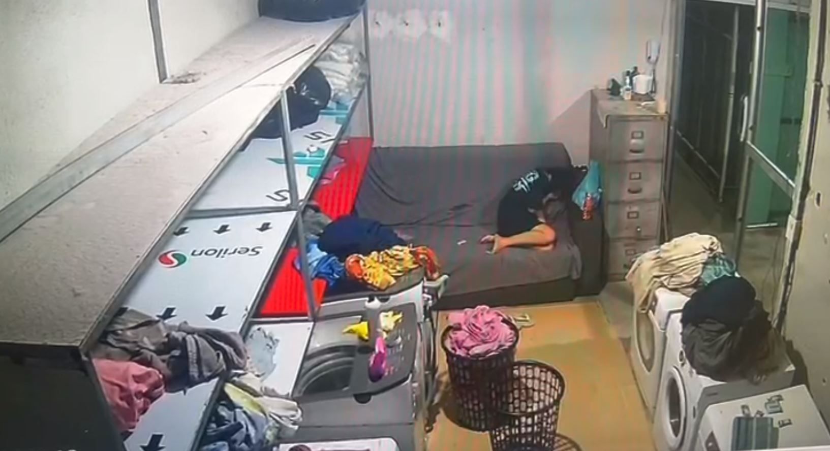 menina lavanderia motel