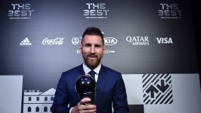 Lionel Messi com o prêmio Fifa The Best de 2019