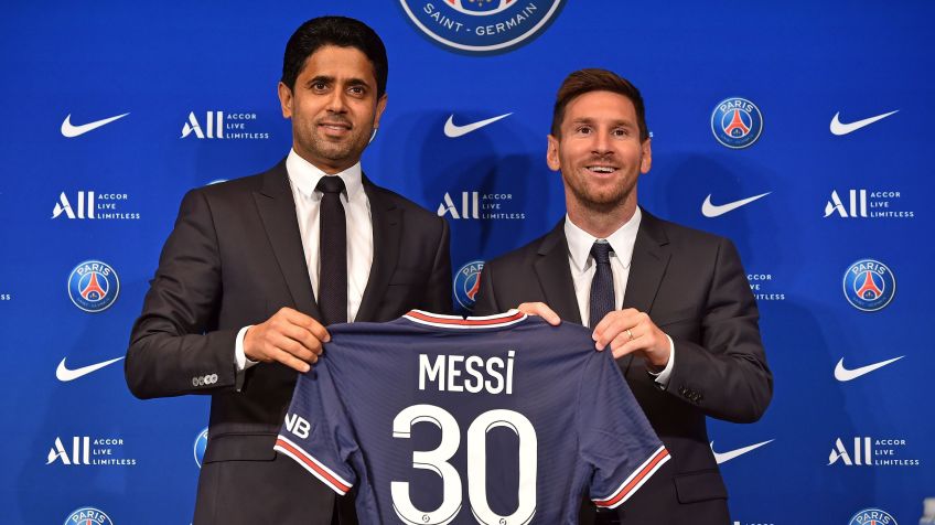 Nasser Al-Khelaifi durante apresentação de Messi no PSG • Aurelien Meunier - PSG/PSG via Getty Images