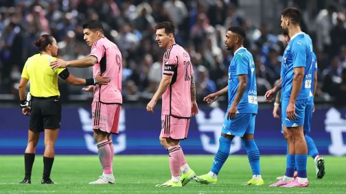 Messi e Suárez conversam com a árbitra brasileira Edina Alves em Al-Hilal 4 x 3 Inter Miami