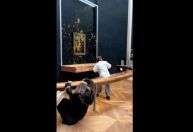 Pintura da Mona Lisa é atacada com sopa em Paris por ativistas de mudanças climáticas