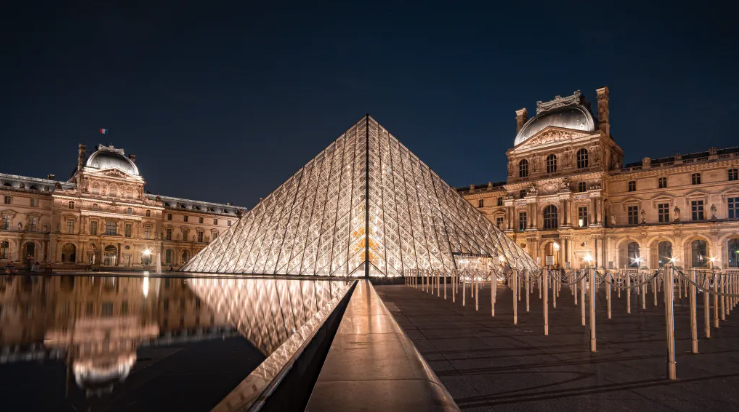 Louvre anuncia instalação de 100 câmeras externas até o final de 2026