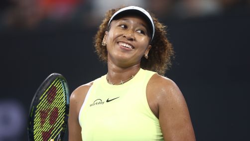 Naomi Osaka vence no retorno às quadras após 15 meses afastada