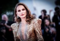 Natalie Portman na 25 de Março? Atriz viraliza ao posar para revista