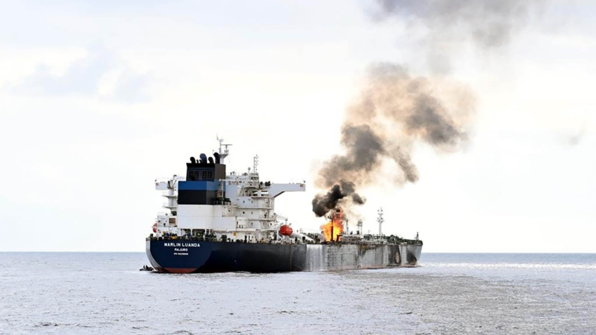 O navio Marlin Luanda pegou fogo no Golfo de Aden depois de ter sido atingido por um míssil antinavio disparado de uma área do Iêmen controlada pelos Houthi / Marinha Indiana