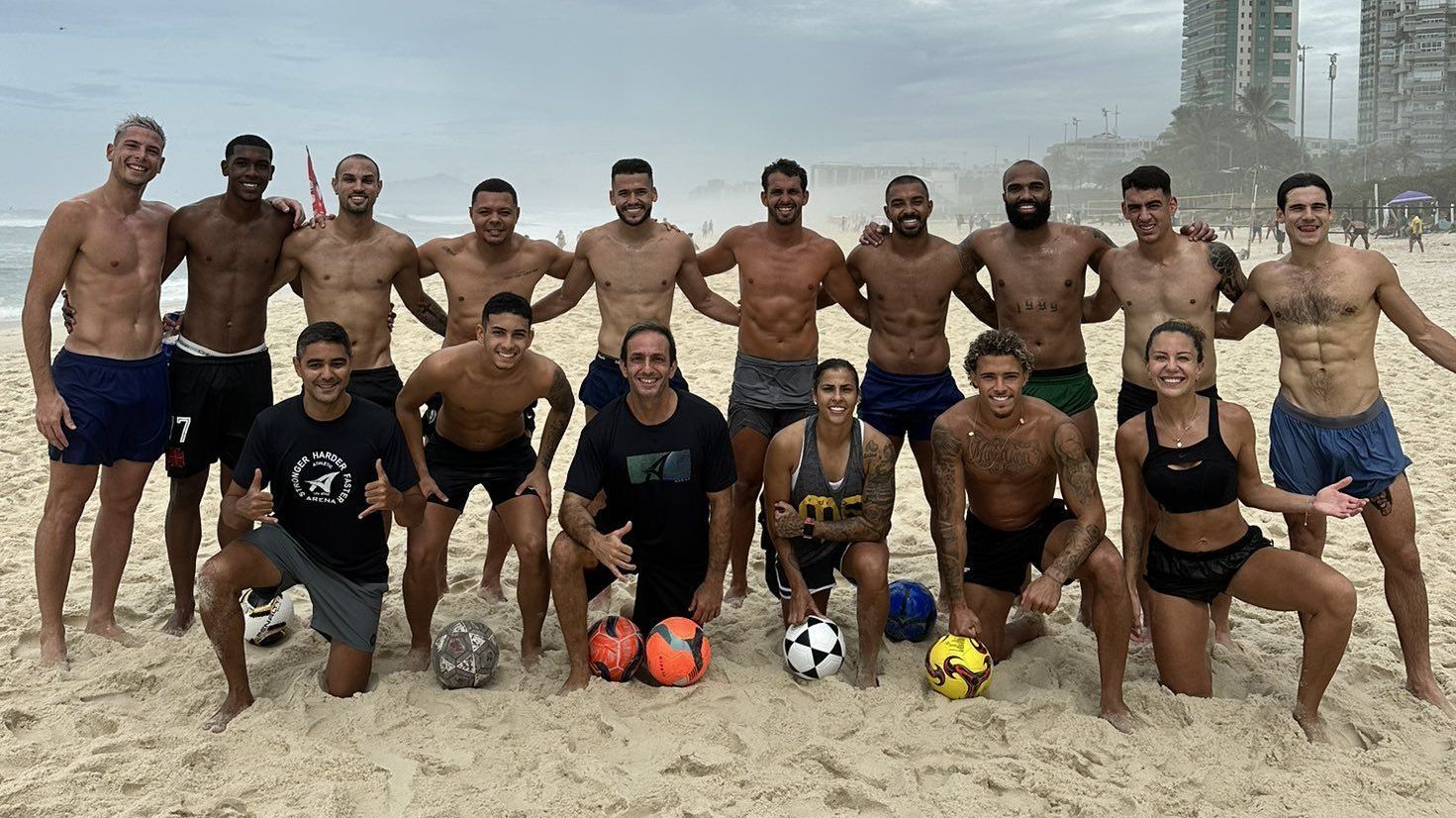 Nicolas Prattes com jogadores do Vasco e apresentadora Bárbara Coelho