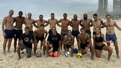 Nicolas Prattes com jogadores do Vasco e apresentadora Bárbara Coelho
