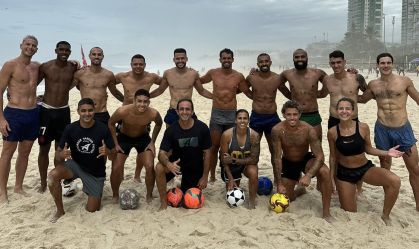 Nicolas Prattes com jogadores do Vasco e apresentadora Bárbara Coelho
