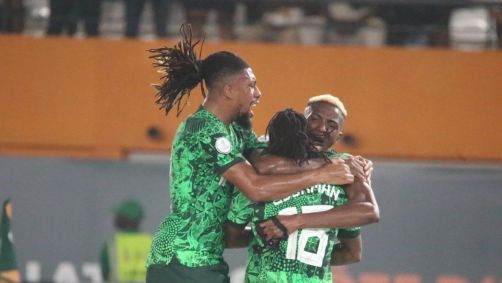 Nigerianos comemoram gol na classificação diante de Camarões