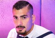 Ex-BBB Nizam revela proposta de fã de R$ 1 milhão para chupar seu dedão do pé