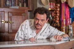 Norberto (Matheus Nachtergaele) no balcão de sua venda na primeira fase da novela