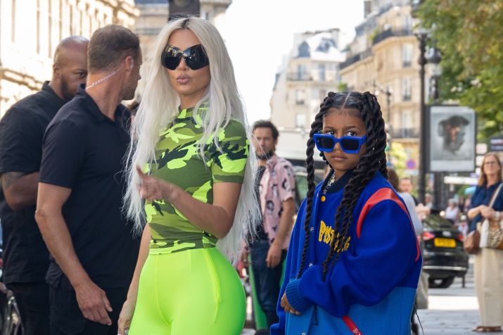Kim Kardashian e North West durante a Semana de Alta-Costura 2022 / Marc Piasecki/Getty Images