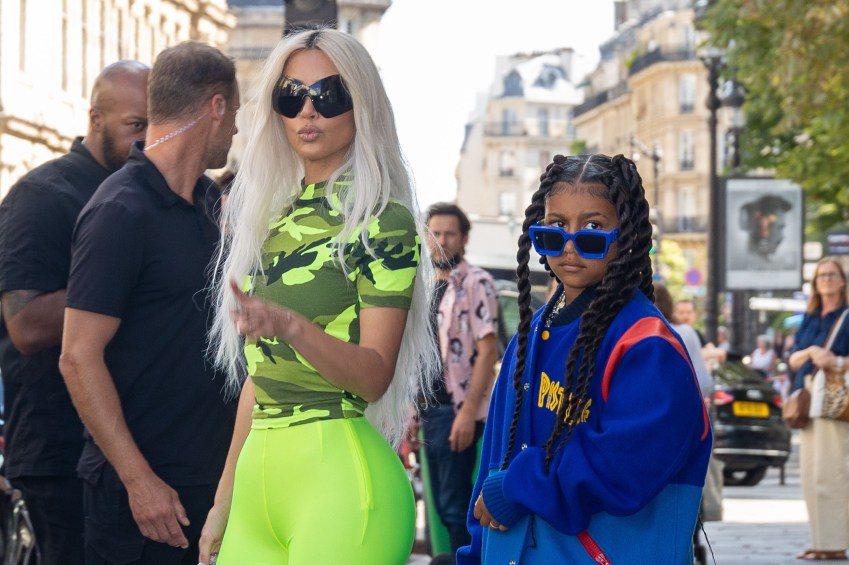 Kim Kardashian e North West durante a Semana de Alta-Costura 2022 / Marc Piasecki/Getty Images