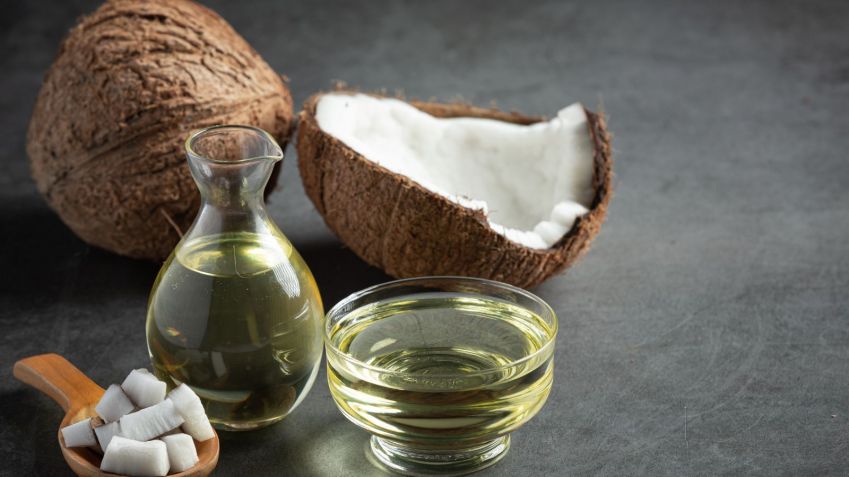 O consumo do óleo de coco é uma boa opção para evitar infecções pelo fungo / Freepik