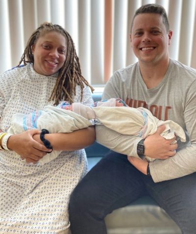 Eve e Billy Humphrey com seus filhos recém-nascidos / Reprodução/Hospital Virtua Health