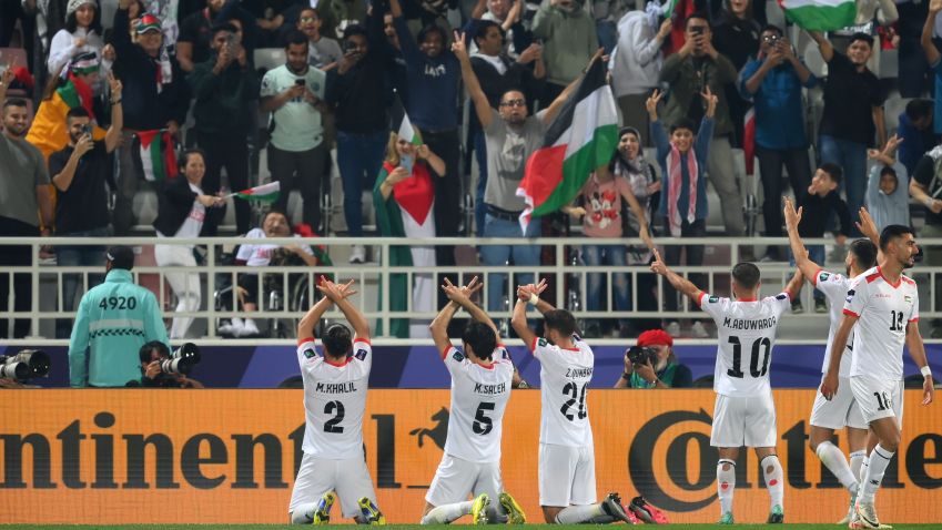 Jogadores da Palestina comemoram a vitória sobre Hong Konh com a torcida presente ao estádio no Catar / Adam Nurkiewicz/Getty Images