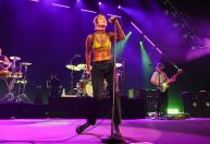 Após desativar redes e site, Paramore assusta fãs com cancelamento de show