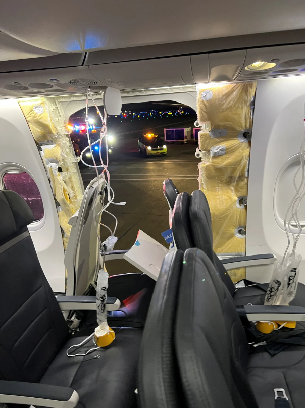 parte de um avião Boeing explodiu durante o voo 1282 da Alaska Airlines