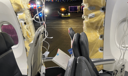 Boeing 737 Max 9: Executivo da Alaska Airlines senta ao lado da porta em 1º voo após incidente
