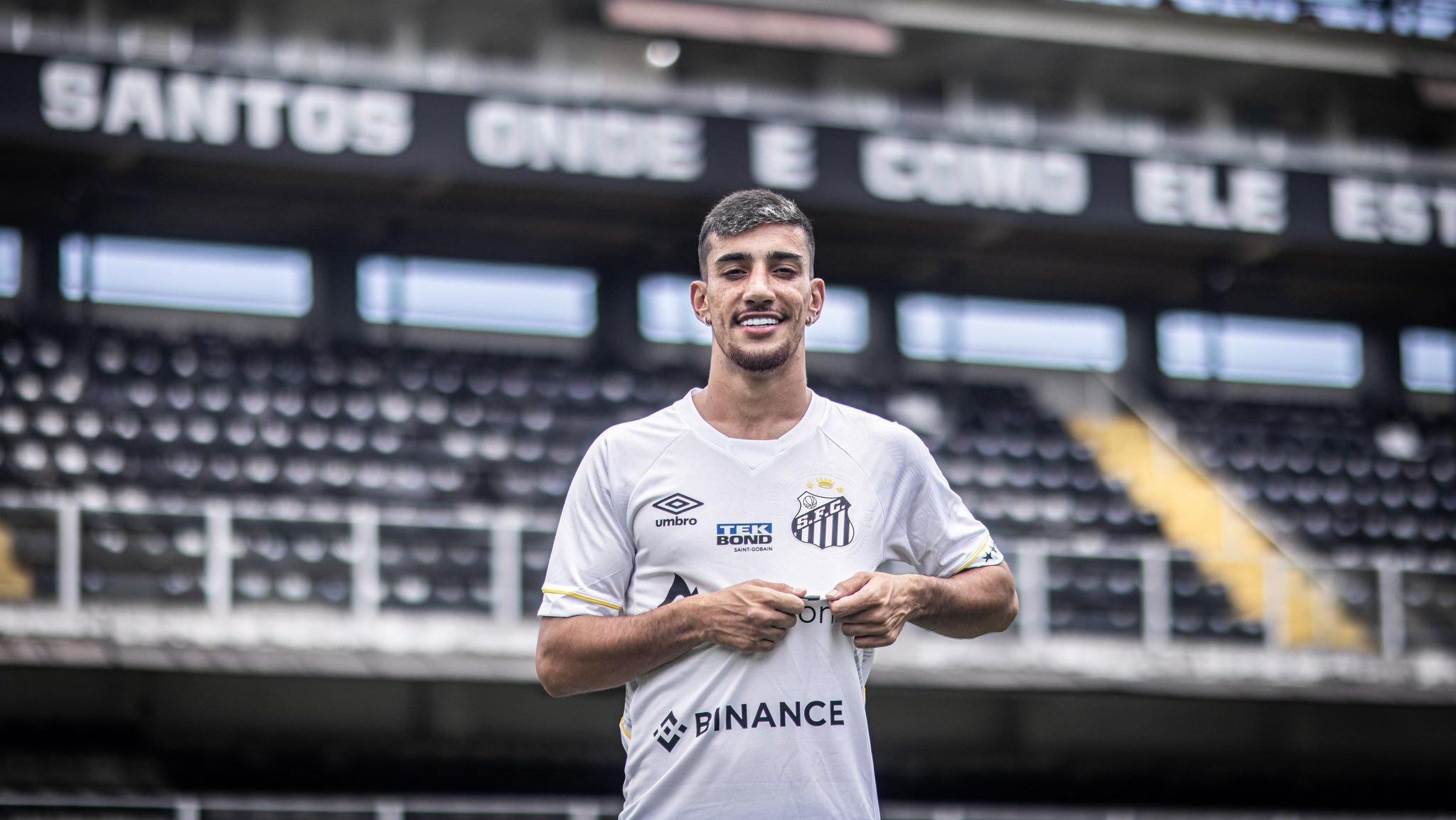 Pedrinho é apresentado pelo Santos