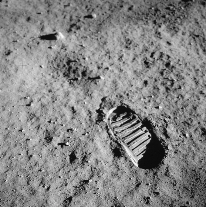 A bota de um astronauta deixou uma marca na Lua durante a missão Apollo 11. / Reprodução/NASA/JSC