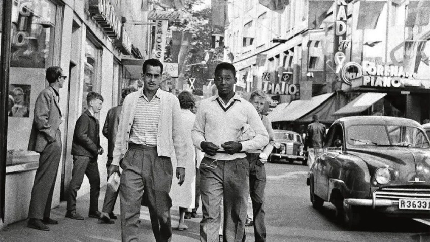 Pelé com Nilton Santos em passeio pelas ruas da Suécia em 1958 / Reprodução