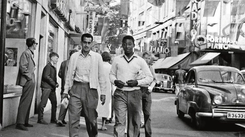 Pelé com Nilton Santos em passeio pelas ruas da Suécia em 1958 / Reprodução