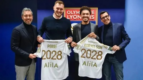 Lucas Perri e Adryelson recebem a camisa do Lyon