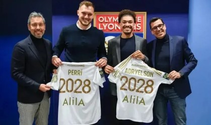 Lucas Perri e Adryelson recebem a camisa do Lyon