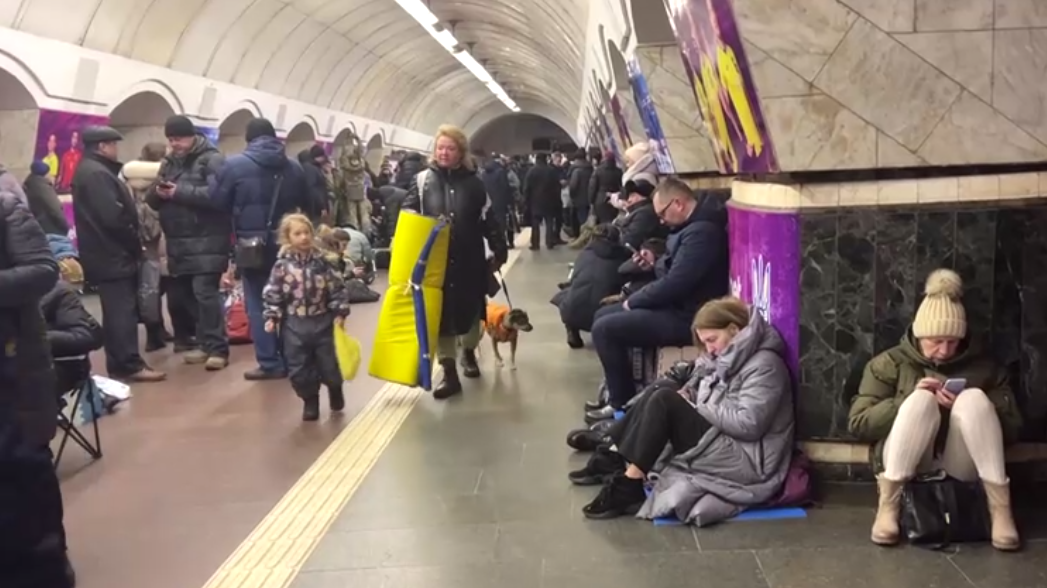 pessoas se abrigam no metro em kiev durante ataque aereo da russia