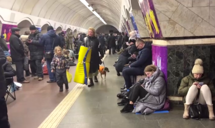 Rússia lança ataque em grande escala contra a Ucrânia; civis em Kiev se abrigam no metrô