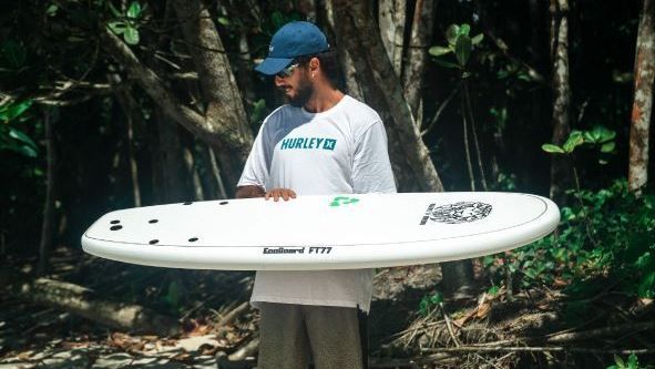 Filipe Toledo com a nova prancha reciclável Ecoboard FT77