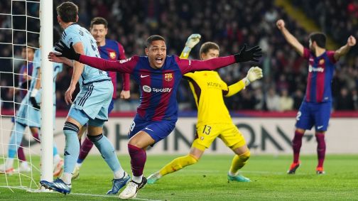 Vitor Roque comemora seu primeiro gol pelo Barcelona