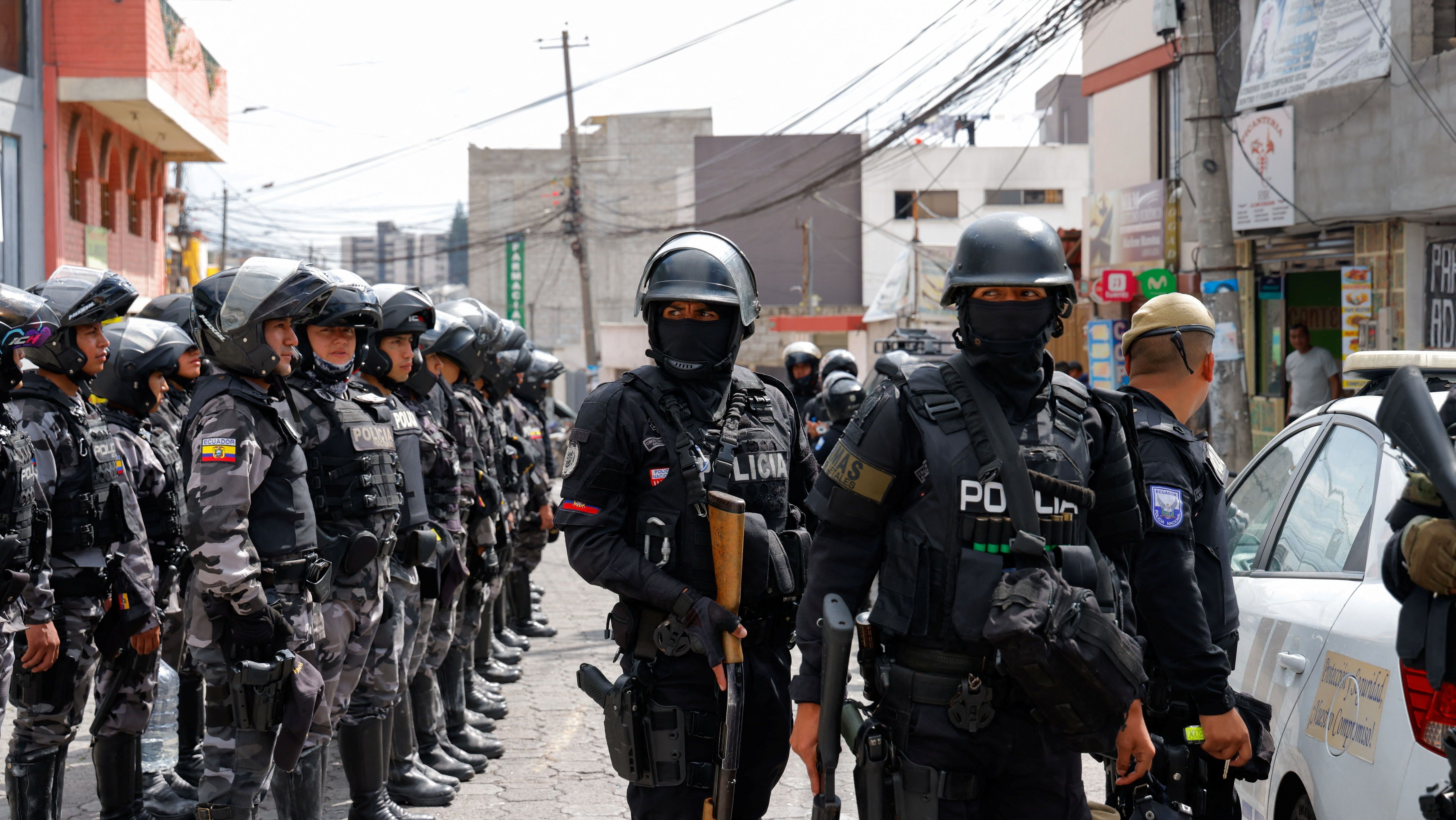 Polícia deixa prisão El Inca após operação de segurança devido a tumultos, depois do desaparecimento de José Adolfo Macías, conhecido como 'Fito', líder do grupo criminoso Los Choneros