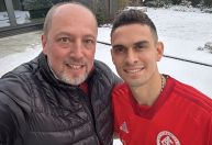 Foto de Borré com a camisa do Inter irrita time alemão; Entenda