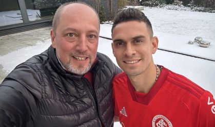 Rafael Borré posa com a camisa do Inter ao lado do presidente do clube gaúcho, Alessandro Barcellos, na Alemanha