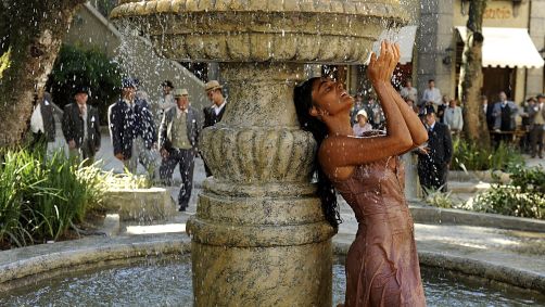 Gabriela (Juliana Paes) se banhando na fonte da praça no remake de Gabriela