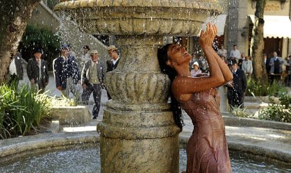 Gabriela (Juliana Paes) se banhando na fonte da praça no remake de Gabriela