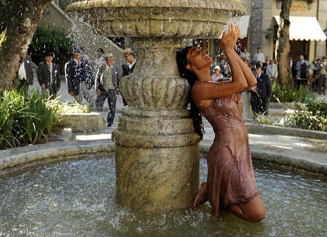 Gabriela (Juliana Paes) se banhando na fonte da praça no remake de Gabriela / TV Globo/Estevam Avellar
