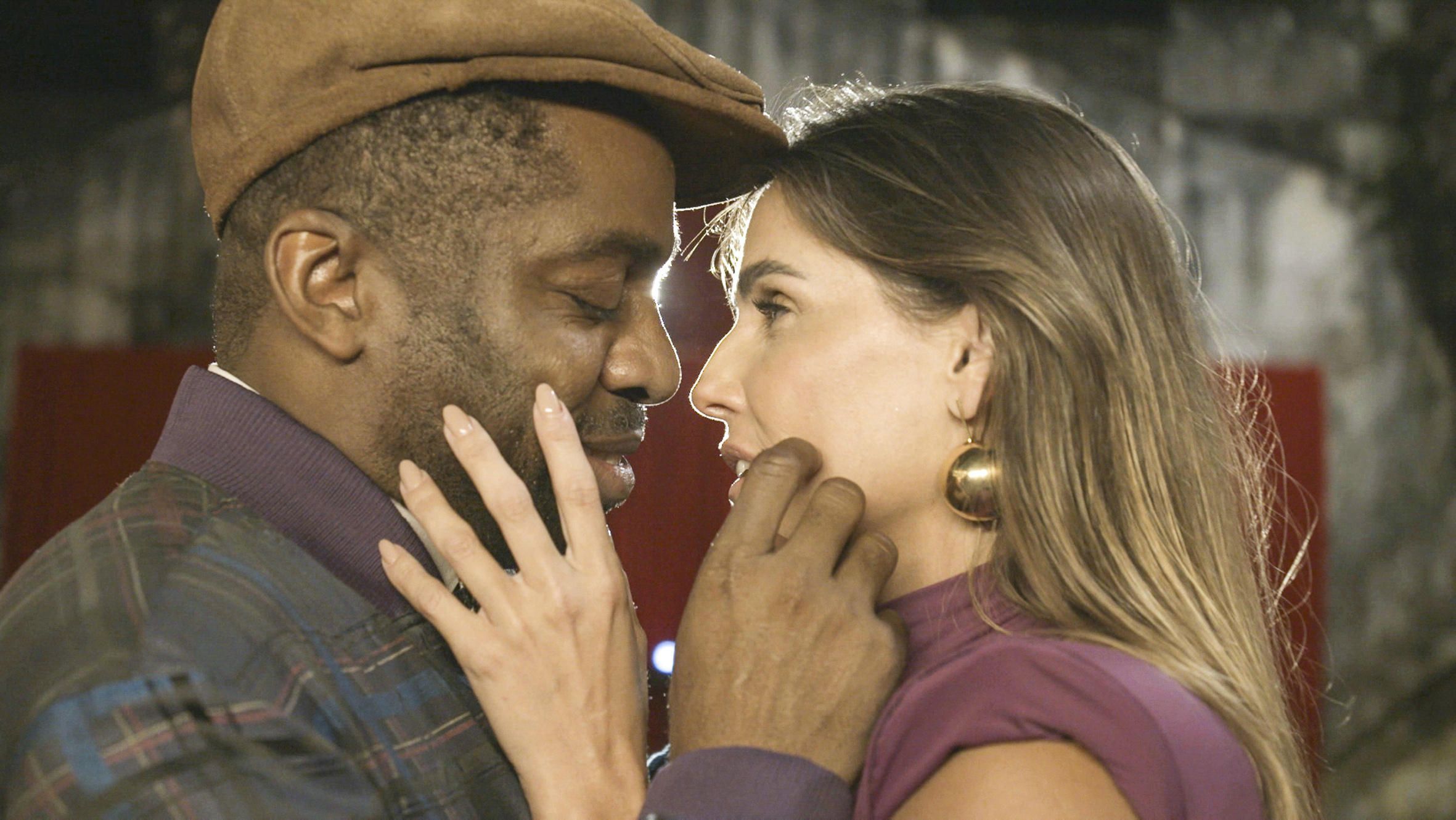 Mário (Lázaro Ramos) se declara para Lara (Deborah Secco) em "Elas por Elas" / Globo/Divulgação