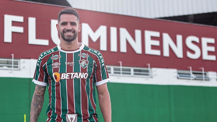 Renato Augusto veste a camisa do Fluminense / Lucas Merçon/FFC