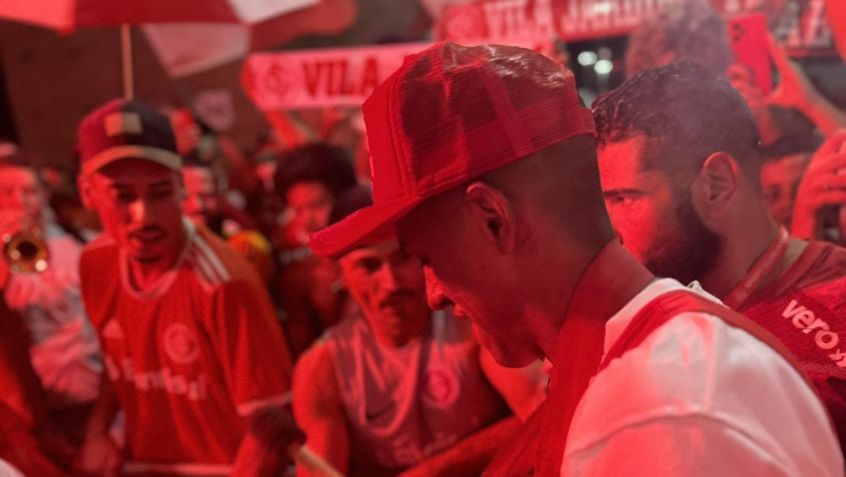 Robert Renan foi recebido com festa pelos torcedores do Inter / Divulgação / SC Internacional